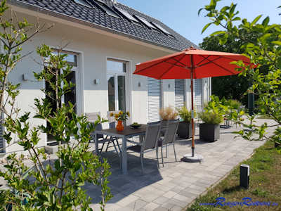 Zufahrt und Terrasse Haus B - "Wind & Wellen" Lauterbach Insel Rgen