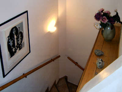 Durch das Treppenhaus / Flur geht es zum Obergescho der FeWo 1 im Alten Gutshaus