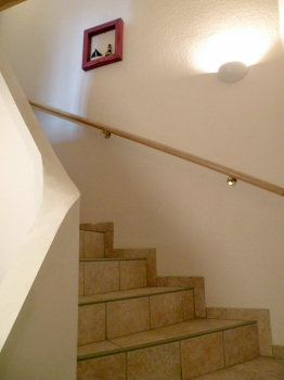 Die Treppe vom Erdgeschoss nach oben zu den Schlafrumen und zum Badezimmer