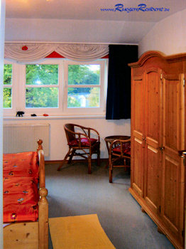 Das Schlafzimmer Nr.1 mit einem zustzlichen kleinen Rattan-Sitzplatz unter der Dachgaube