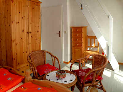 Die kleine Bistrogruppe und Landhausm�bel im Schlafzimmer Nr.3