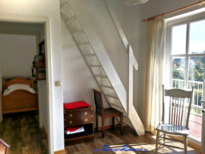 Treppe vom Schlaf-/Gstezimmer 3 zur Dachgelerie