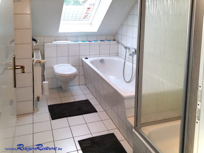 Bad mit Badewanne und Dusche