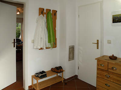Von der Eingangsdiele gehen G�steWC und die Treppe zum Obergeschoss ab