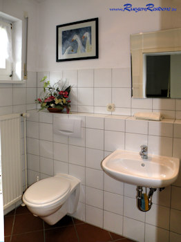 Blick vom Flur ins G�ste-WC im Erdgeschoss
