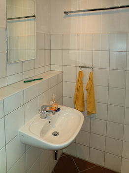 Blick vom Flur ins G�ste-WC im Erdgeschoss