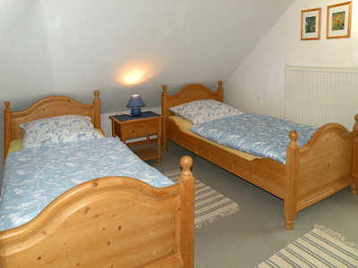 Schlafzimmer Nr.2 bietet zwei massive Einzelbetten
