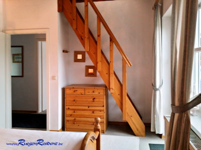 Blick von der Dachgalerie ins Schlafzimmer Nr.3. Dieses Zimmer hat einen Balkon.