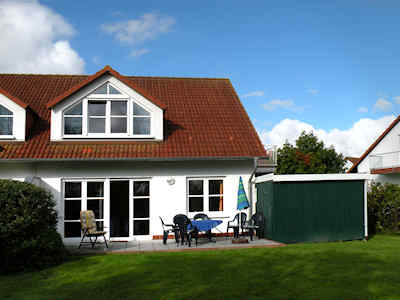 Gartenansicht des Ferienhauses - Terrasse, Garten, Grill, Carport