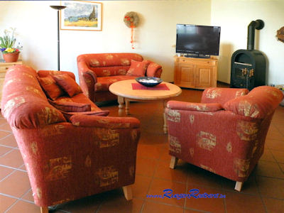 Die Couchgruppe in warmen Terracotta-Tnen verleiht dem Wohnzimmer Gemtlichkeit