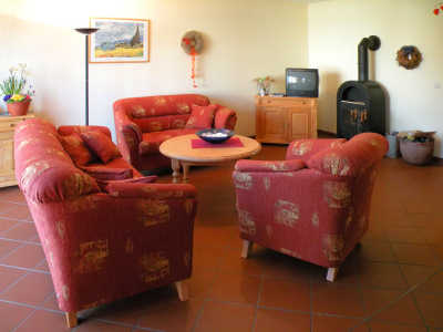 Die Couchgruppe in warmen Terracotta-T�nen verleiht dem Wohnzimmer Gem�tlichkeit