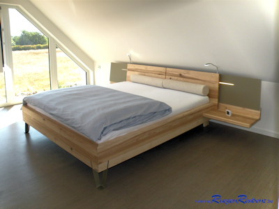 Schlafraum 1 mit Doppelbett und Balkonzugang