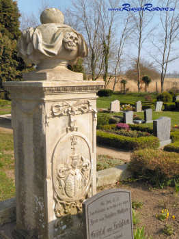 Hier ruhet der Leichna des Weilan Hochwolgeborn Herrn Hauptmab Willm Cristi Gottlieb von Kahlden. Gebor zu Maltzien den 22 August 1731. Starb zu Maltzien den 14 August 1786.