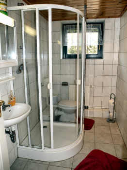 Modernes gefliestes Duschbad der FeWo Zudar Nr.4 / R�gen