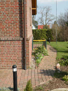 Der Weg durch den Garten und Zugang zur Ferienwohnung.