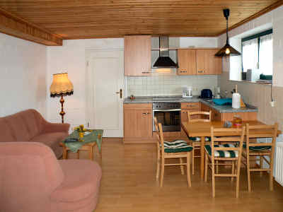 Blick durchs Wohnzimmer auf Essplatz und K�che