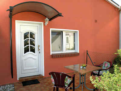 Die Terrasse vor dem Eingang Ihrer Ferienwohnung