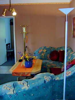 Die moderne Klappcouch im gem�tlichen Wohnzimmer