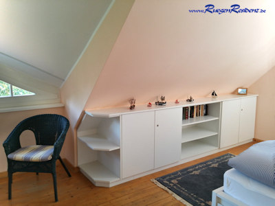 Dachgaube im Schlafzimmer 1 mit Sitzgruppe und Blick in den Garten