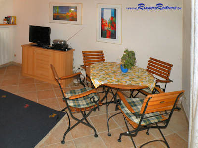 Der Bistrotisch im Wohnzimmer der Ferienwohnung 3 im Gutshaus Losentitz R�gen