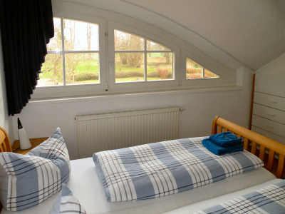 Blick durchs Fenster in den Gutsgarten