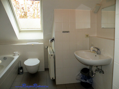 Bad im OG mit Wanne, Dusche, WC