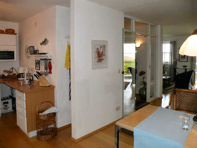 Wohnzimmer-Essplatz und K�che gehen offen ineinander �ber