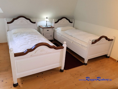 Doppelbett im Schlafzimmer 1