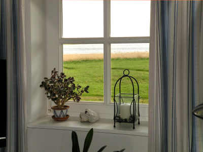 Blick durchs Wohnzimmerfenster