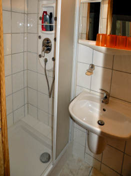 Das geflieste Duschbad der FeWo