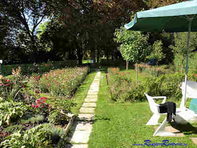 Gartenmöbel stehen den Gästen zur Verfügung