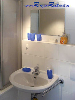 Badezimmer mit Badewanne, Waschbecken und WC