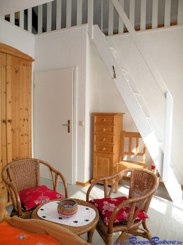 Vom Schlafzimmer Nr. 3 fhrt eine Treppe zur Dachgalerie