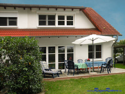 Blick durch den Garten auf die Terrasse des Ferienhauses / Rgen