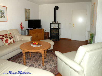 TV und Kamin neben der gemtlichen Sitzgruppe im Wohnzimmer