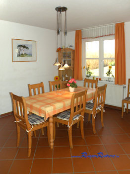 Der Esstisch im Wohnzimmer Ihres Ferienhauses Nr.4