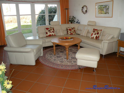 Blick vom Wohnzimmer auf Terrasse und Garten