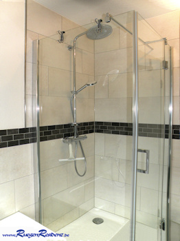 Badewanne und Duschkabine im Bad des Ferienhauses im Obergescho