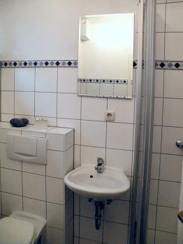 Das kleine zweite Bad im Erdgescho des Ferienhauses Nr.5 FerienResidenz Losentitz auf Rgen