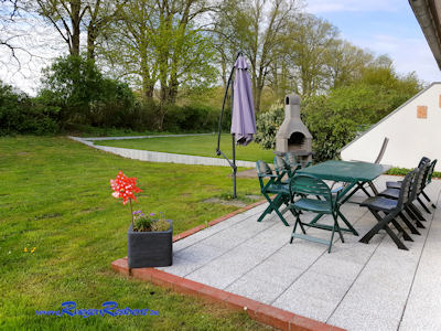 Terrasse und Grillkamin