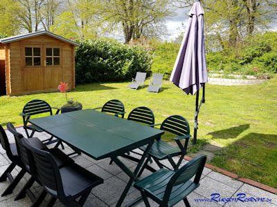 Gartenmbel, im Hintergrund das Spielhaus