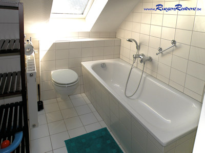 Badezimmer mit Badewanne und Dusche