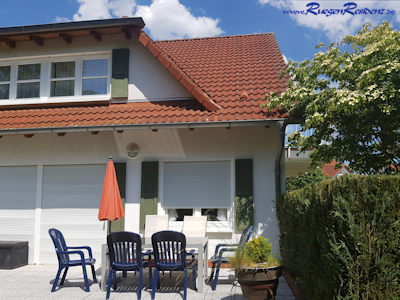 Sonnenterrasse im umzunten Garten