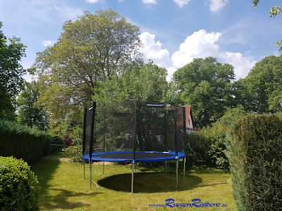 Trampolin im Garten