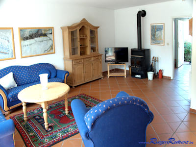Kamin, TV und Schrank
