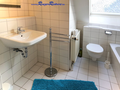 Das grere Bad mit Wanne und Duschkabine im Obergescho