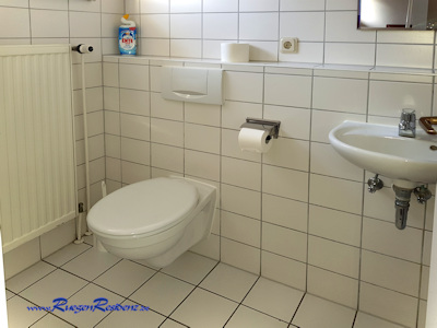 Im Erdgescho liegt das kleine Gste-WC 