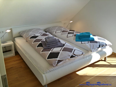 Doppelbett im Schlafzimmer 1 Haus A 
