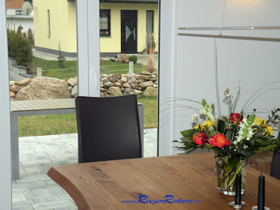 Blick vom Esstisch auf die Terrasse