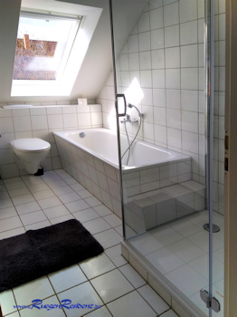 Badewanne und Dusche